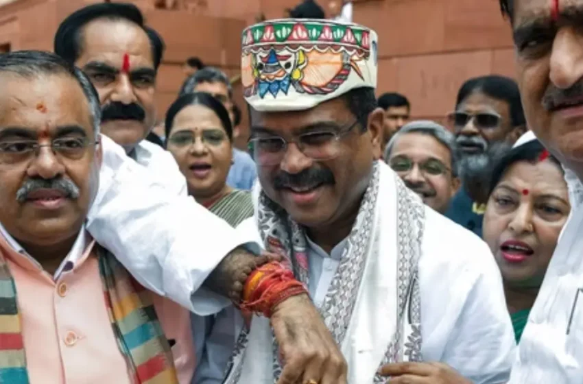  പരീക്ഷാ തട്ടിപ്പിൽ രാജിവെച്ചിട്ടും പാർലമെന്റിൽ വൻ സ്വീകരണം; ധർമേന്ദ്ര പ്രധാന് ഹാരമണിയിച്ച് എൻഡിഎ നേതാക്കൾ