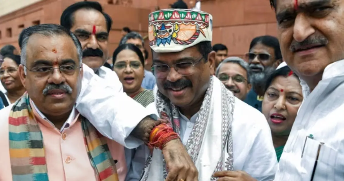 പരീക്ഷാ തട്ടിപ്പിൽ രാജിവെച്ചിട്ടും പാർലമെന്റിൽ വൻ സ്വീകരണം; ധർമേന്ദ്ര പ്രധാന് ഹാരമണിയിച്ച് എൻഡിഎ നേതാക്കൾ