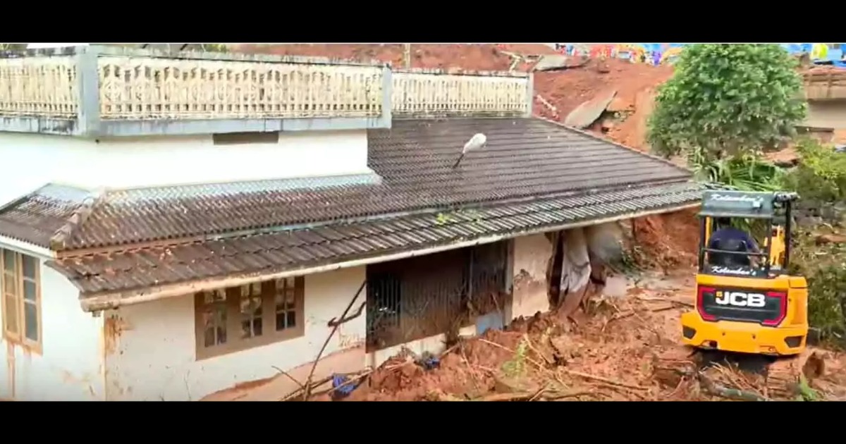  ‘ആ വീട്ടുകാർ ഉംറക്ക് പോയതാ, അതുകൊണ്ട് രക്ഷപ്പെട്ടു..’; കള്ളാടിയിൽ മണ്ണിനടിയിലായ വീടിനെക്കുറിച്ച് നാട്ടുകാർ