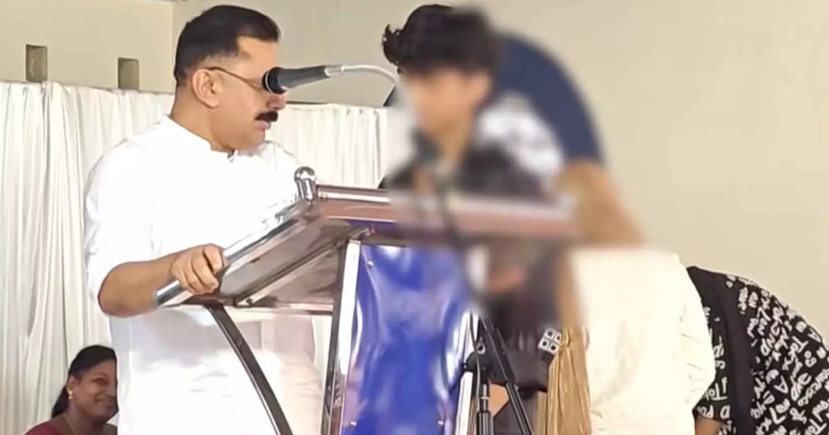 'എന്താടോ, നിനക്ക് അഡ്രസ് എഴുതാൻ അറിയോ?, അക്ഷരമറിയില്ലേ'; അനുമോദന ചടങ്ങിൽ കുട്ടികളെ വേദിയിൽ അപമാനിച്ച് കെ.ടി ജലീൽ