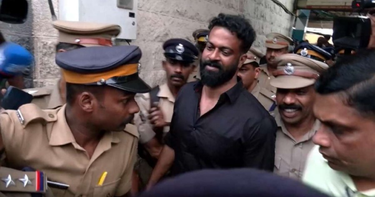  കാപ്പാ കേസ് പ്രതിയായ ബിജെപി കൗൺസിലർക്ക് 6 മാസത്തെ അവധി; മേയറുടെ കാസ്റ്റിങ് വോട്ടോടെ അപേക്ഷ പാസായി