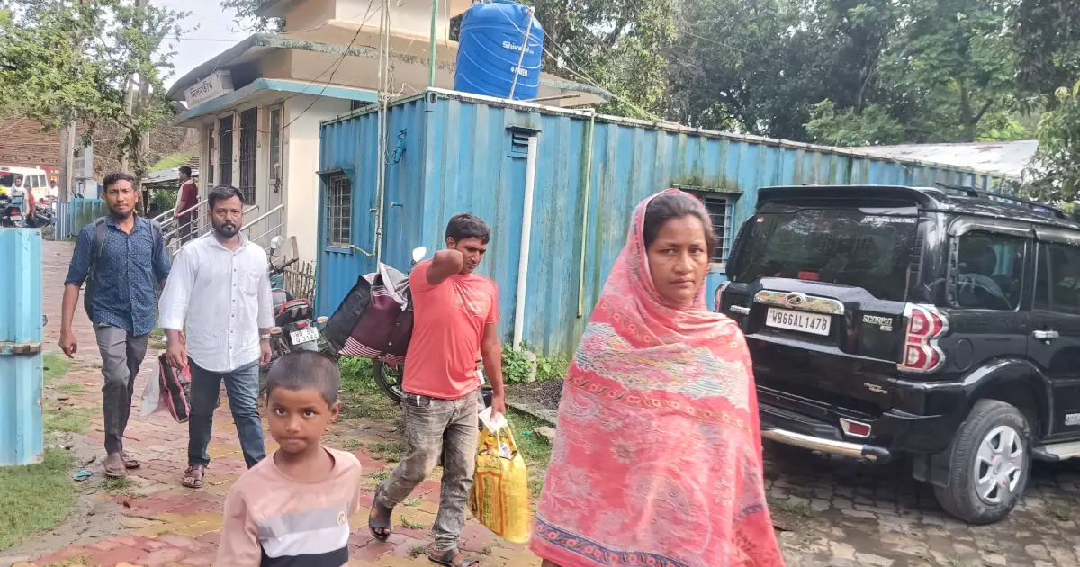  ‘ഞങ്ങൾ ഇന്ത്യക്കാരാണെന്ന് അന്ന് കരഞ്ഞു പറഞ്ഞതല്ലേ?’; നിയമപോരാട്ടത്തിനൊടുവിൽ ബംഗ്ലാദേശിലേക്ക് നാടുകടത്തപ്പെട്ട കുടുംബങ്ങൾ തിരിച്ചെത്തി