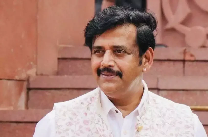  ‘യുപിയിലെ ഗൊരഖ്പൂർ മറ്റൊരു സ്പെയിനാണ്, ഇതുകാണാത്തവർ അന്ധരാണ്’; നടനും ബിജെപി എംപിയുമായ രവി കിഷൻ, വേദിയിൽ ചിരിയടക്കാനാവാതെ യോഗി ആദിത്യനാഥ്