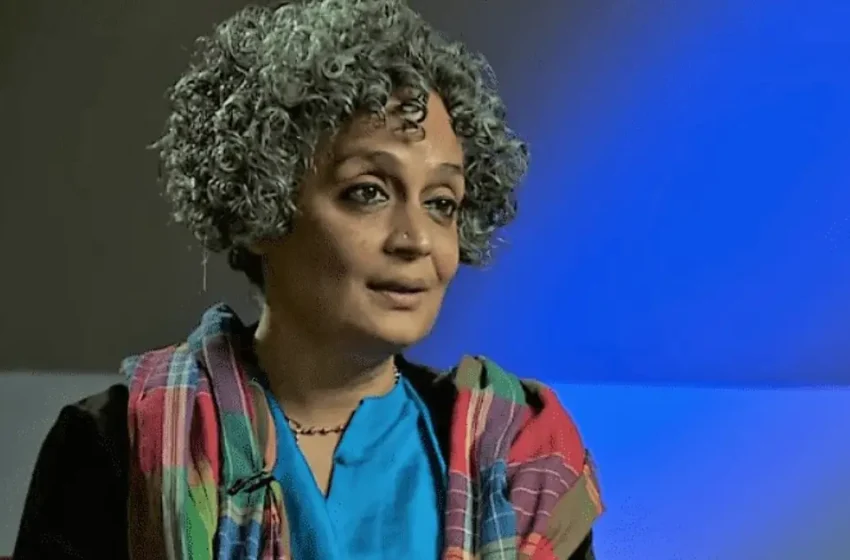  ‘നിങ്ങൾ ആരെയാണ്, എന്തിനെയാണ് വെറുക്കുന്നതെന്ന് ഞങ്ങൾക്ക് നന്നായറിയാം; പക്ഷെ നിങ്ങൾക്ക് എന്തിനോടെങ്കിലും സ്നേഹമുണ്ടോ?’; മോദിക്കും അമിത് ഷാക്കുമെതിരെ അരുന്ധതി റോയ്
