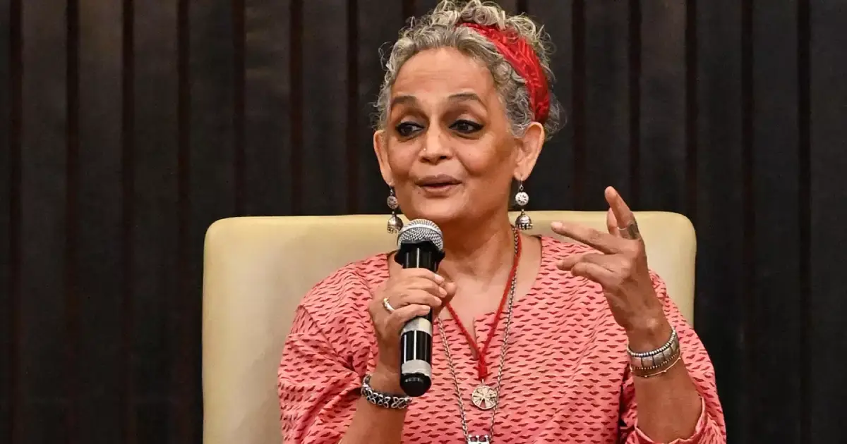 'രണ്ട് ദശാബ്ദംകൊണ്ട് കോടികൾ മുടക്കി നിർമിച്ച മോദിയുടെ പ്രതിച്ഛായ രണ്ടാഴ്ചയ്ക്കുള്ളിൽ കോക്രോച്ചുകൾ തകർത്തു'; അരുന്ധതി റോയ്