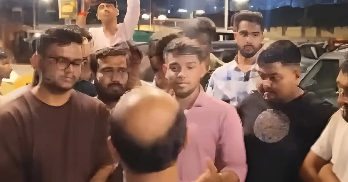  ‘ഹലാൽ മാംസം മാത്രം വിൽക്കുന്നു, ജട്ക മാംസം നൽകുന്നില്ല’; ബംഗാളിൽ റസ്റ്റോറന്റിന് മുന്നിൽ ബി.ജെ.പി പ്രവർത്തകരുടെ പ്രതിഷേധം,സംഘർഷാവസ്ഥ