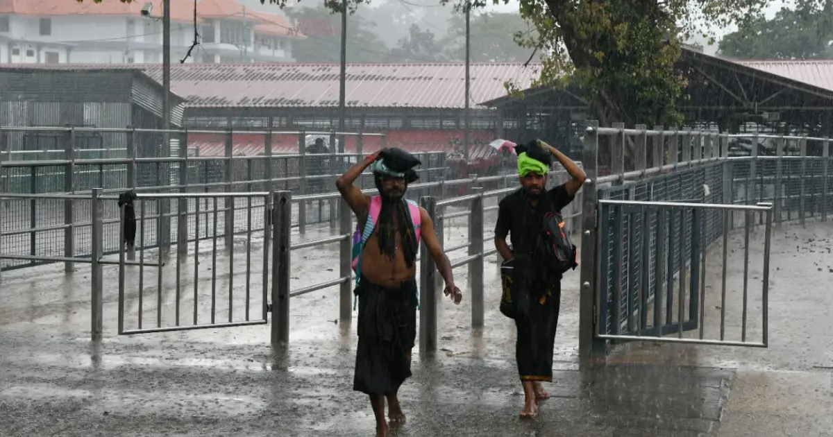 കനത്ത മഴ: വിനോദസഞ്ചാര കേന്ദ്രങ്ങൾക്ക് പൂട്ട്; ശബരിമല യാത്ര ഒഴിവാക്കാൻ നിർദേശം
