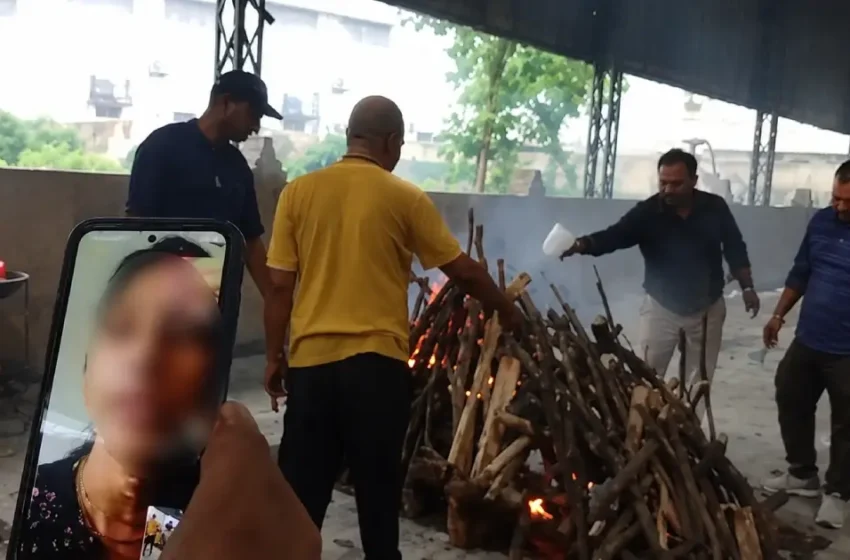  പഠിപ്പിച്ച് നല്ല നിലയിലാക്കി, ഒടുവിൽ പിതാവിന് വയോജന മന്ദിരത്തിൽ അന്ത്യം; അന്ത്യകർമ്മങ്ങൾ വീഡിയോ കോളിലൂടെ കണ്ട് മക്കൾ