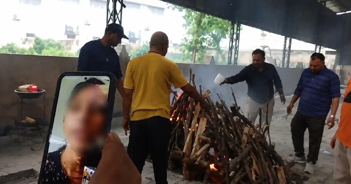  പഠിപ്പിച്ച് നല്ല നിലയിലാക്കി, ഒടുവിൽ പിതാവിന് വയോജന മന്ദിരത്തിൽ അന്ത്യം; അന്ത്യകർമ്മങ്ങൾ വീഡിയോ കോളിലൂടെ കണ്ട് മക്കൾ