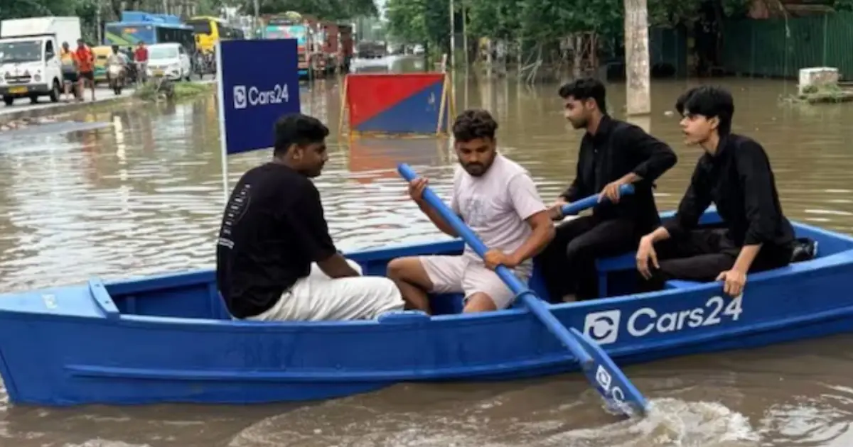 റോഡിലെ വെള്ളക്കെട്ടിൽ ബോട്ടിറക്കി; 50,000 രൂപ പിഴ ചുമത്തി ട്രാഫിക് പൊലീസ്