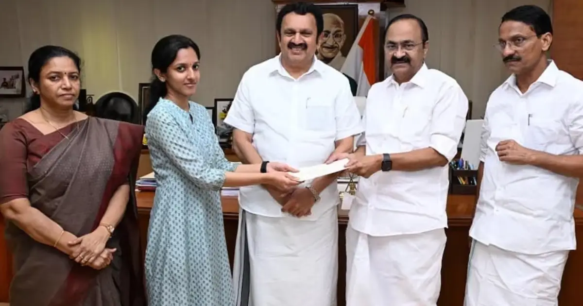 നവീൻ ബാബുവിന്റെ മകൾക്ക് സർക്കാർ ജോലി; നിയമന ഉത്തരവ് മുഖ്യമന്ത്രി നേരിട്ട് കൈമാറി