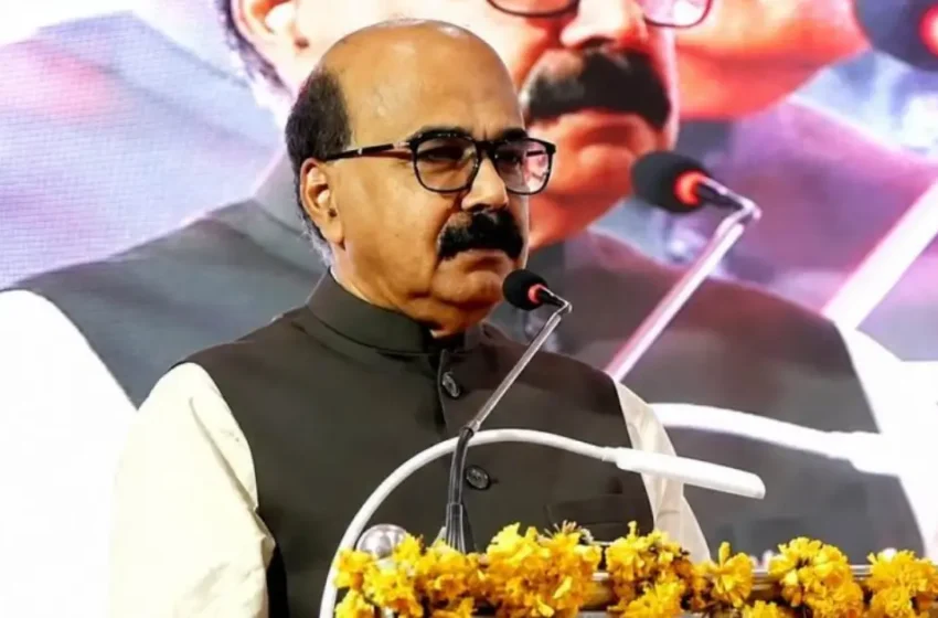  ‘പാറ്റകളല്ലാത്തവർ ഉറക്കെ പറയൂ…’; പ്രതികരിക്കാതെ വിദ്യാർത്ഥികള്‍, അനുമോദനച്ചടങ്ങിൽ അപഹാസ്യനായി കേരള വിസി