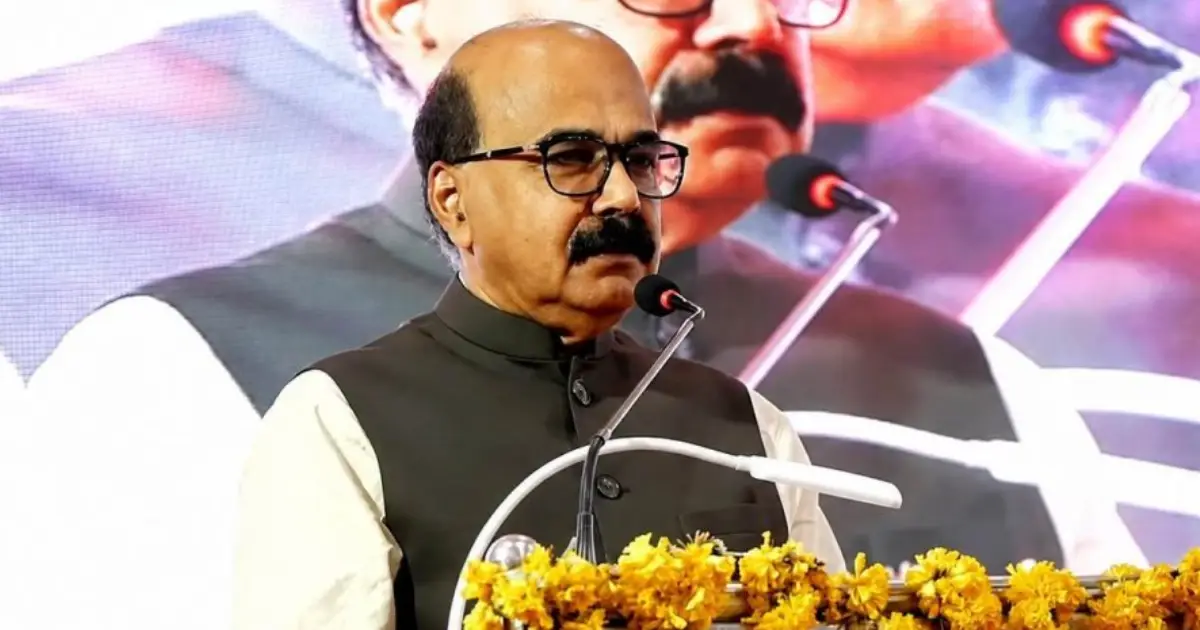  ‘പാറ്റകളല്ലാത്തവർ ഉറക്കെ പറയൂ…’; പ്രതികരിക്കാതെ വിദ്യാർത്ഥികള്‍, അനുമോദനച്ചടങ്ങിൽ അപഹാസ്യനായി കേരള വിസി