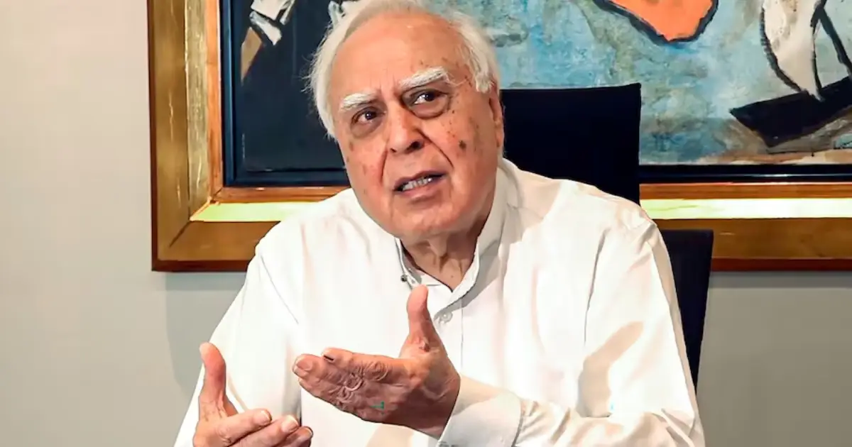 'മോദിയും വാജ്‌പേയിയും വന്ദേമാതരം പൂർണമായി ആലപിച്ചിട്ടുണ്ടോ? അവരും ദേശവിരുദ്ധരാണോ'; അമിത് ഷായ്ക്ക് മറുപടിയുമായി കപിൽ സിബൽ