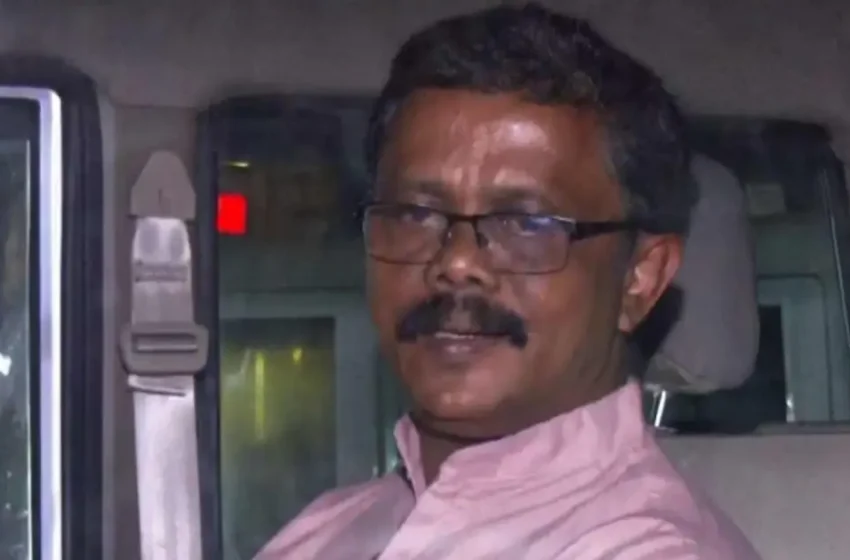  ‘സ്വന്തം സഹായിയെ വ്യാജ പരാതിക്കാരനാക്കി’; സ്ഥലമുടമയിൽ നിന്ന് 10 ലക്ഷം രൂപ കൈക്കൂലി വാങ്ങിയ തഹസിൽദാർ പിടിയിൽ
