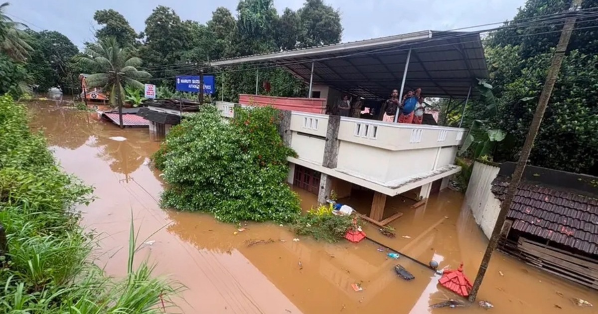  തീവ്രമഴയിലും മണ്ണിടിച്ചിലിലും സംസ്ഥാനത്ത് വൻ നാശനഷ്ടം; ഗതാഗതം സ്തംഭിച്ചു, നഗരങ്ങൾ വെള്ളത്തിനടിയിൽ
