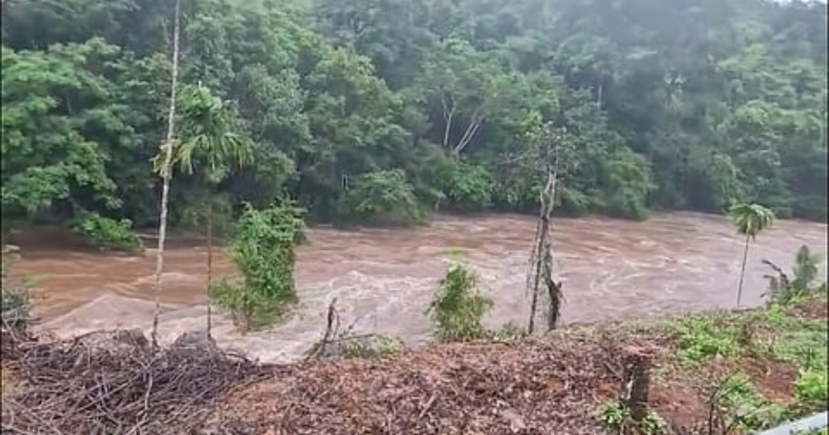  സംസ്ഥാനത്ത് അതിതീവ്ര മഴ: ഇടുക്കിയിലും കോട്ടയത്തും ഉരുൾപൊട്ടി; മൂന്ന് മരണം, വീടുകൾ തകർന്നു