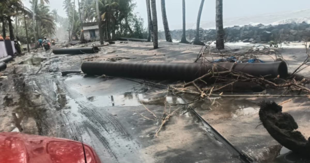  തൃക്കുന്നപ്പുഴയിലും ആറാട്ടുപുഴയിലും കനത്ത കടലാക്രമണം: വീടുകളിൽ വെള്ളം കയറി; നാട്ടുകാർ റോഡ് ഉപരോധിച്ചു