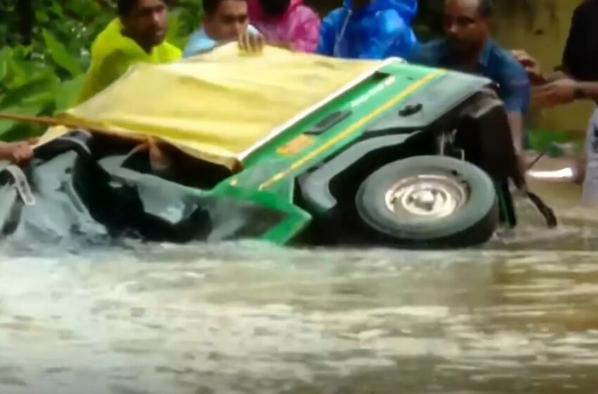  കോഴിക്കോട് ഓടിക്കൊണ്ടിരുന്ന ഓട്ടോറിക്ഷ ഒഴുകിപ്പോയി;  മാവിൻകൊമ്പിൽ പിടിച്ച് ഡ്രൈവർ രക്ഷപ്പെട്ടു