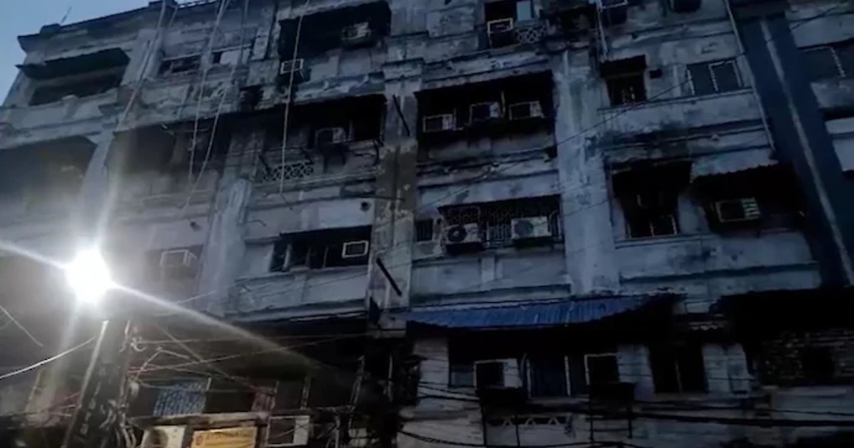  കൊൽക്കത്തയിലെ ഹോട്ടലിൽ വൻ തീപിടിത്തം: ഒരു കുട്ടിയുൾപ്പെടെ 9 പേർ മരിച്ചു; എസി പൊട്ടിത്തെറിച്ചതെന്ന് സംശയം