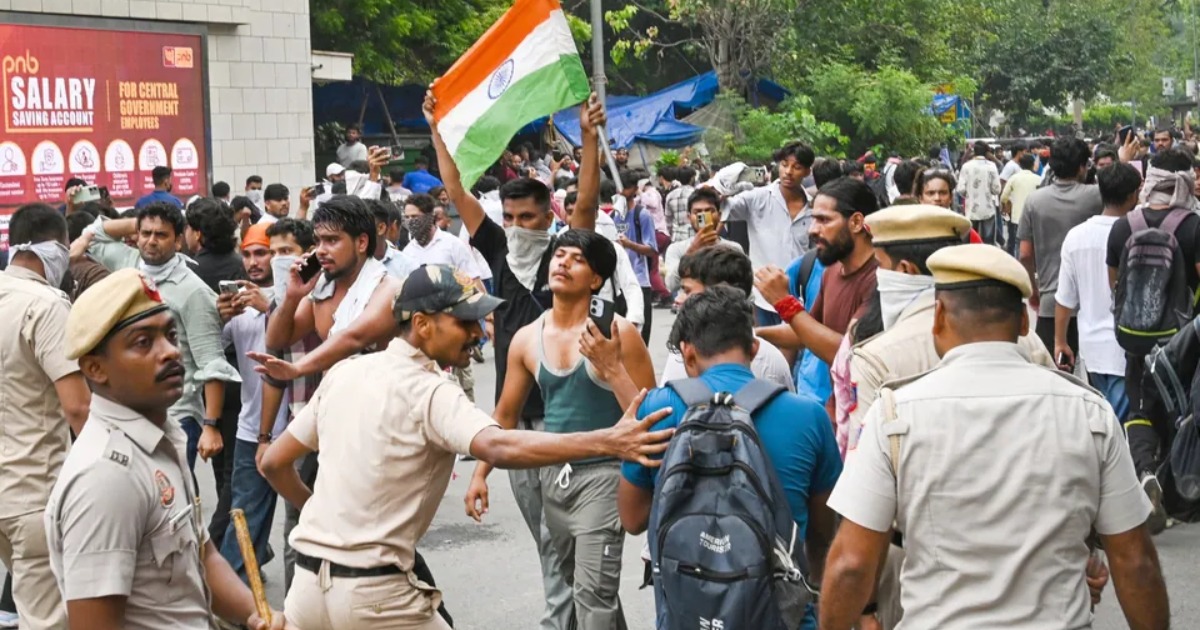 'മുന്നിൽ ക്യാമറയുണ്ടെന്ന ബോധം വേണം, സോഷ്യൽ മീഡിയയിൽ ട്രോളാവാതെ നോക്കണം; അനാവശ്യമായി പൊട്ടിത്തെറിക്കരുത്': ജെൻസികളെ നേരിടാൻ ഡൽഹി പൊലീസിന് കേന്ദ്ര മുന്നറിയിപ്പ്