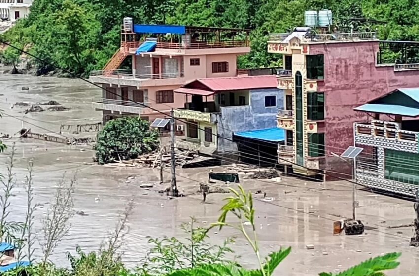  നേപ്പാളിൽ മിന്നൽപ്രളയം: 8 മരണം, 26 പൊലീസുകാരെ കാണാതായി