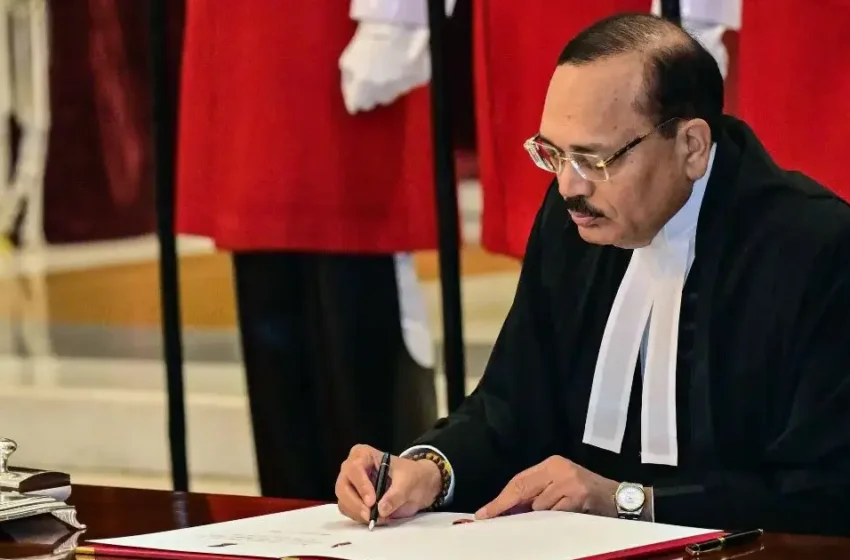  ‘ചീഫ് ജസ്റ്റിസിൽ നിന്ന് ബിരുദം വാങ്ങില്ല’; സുപ്രീംകോടതി ചീഫ് ജസ്റ്റിസ് സൂര്യകാന്തിനെ ബിരുദദാന ചടങ്ങിലേക്ക് ക്ഷണിച്ചതിനെതിരെ നിയമ വിദ്യാർത്ഥികൾ പ്രതിഷേധത്തിൽ