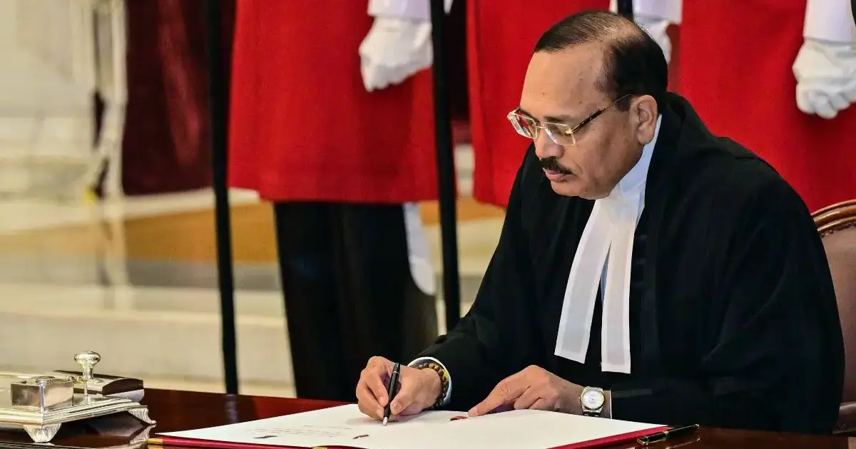 'ചീഫ് ജസ്റ്റിസിൽ നിന്ന് ബിരുദം വാങ്ങില്ല'; സുപ്രീംകോടതി ചീഫ് ജസ്റ്റിസ് സൂര്യകാന്തിനെ ബിരുദദാന ചടങ്ങിലേക്ക് ക്ഷണിച്ചതിനെതിരെ നിയമ വിദ്യാർത്ഥികൾ പ്രതിഷേധത്തിൽ