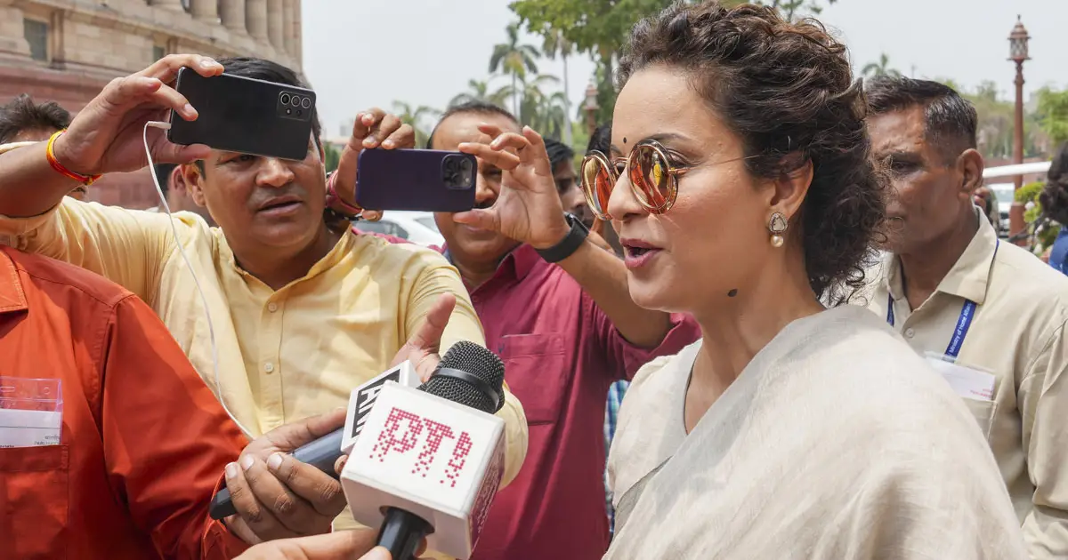 'കോടികൾ അനുവദിച്ചിട്ടും ഒരു പണിയുമെടുക്കുന്നില്ല, ജീവനക്കാർ മടിയന്മാരും കഴിവുകെട്ടവരും'; സർക്കാർ ഉദ്യോഗസ്ഥരോട് പൊട്ടിത്തെറിച്ച് കങ്കണ