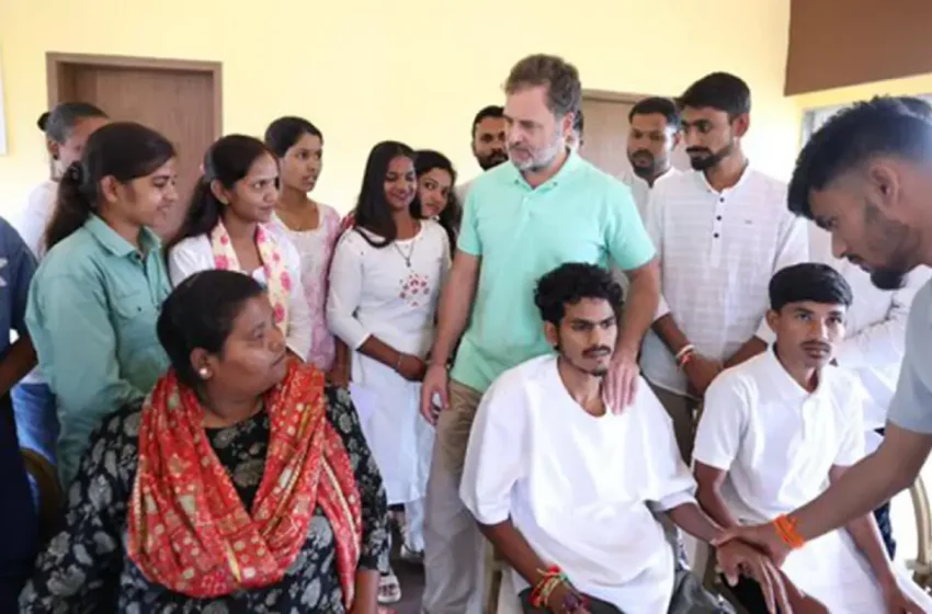  ‘വിദ്യാഭ്യാസം ആരുടെയും ഔദാര്യമല്ല, അടിസ്ഥാന അവകാശം’; നാസിക്കിൽ നിരാഹാരം നടത്തുന്ന ആദിവാസി വിദ്യാർഥികളെ സന്ദർശിച്ച് രാഹുൽ ഗാന്ധി