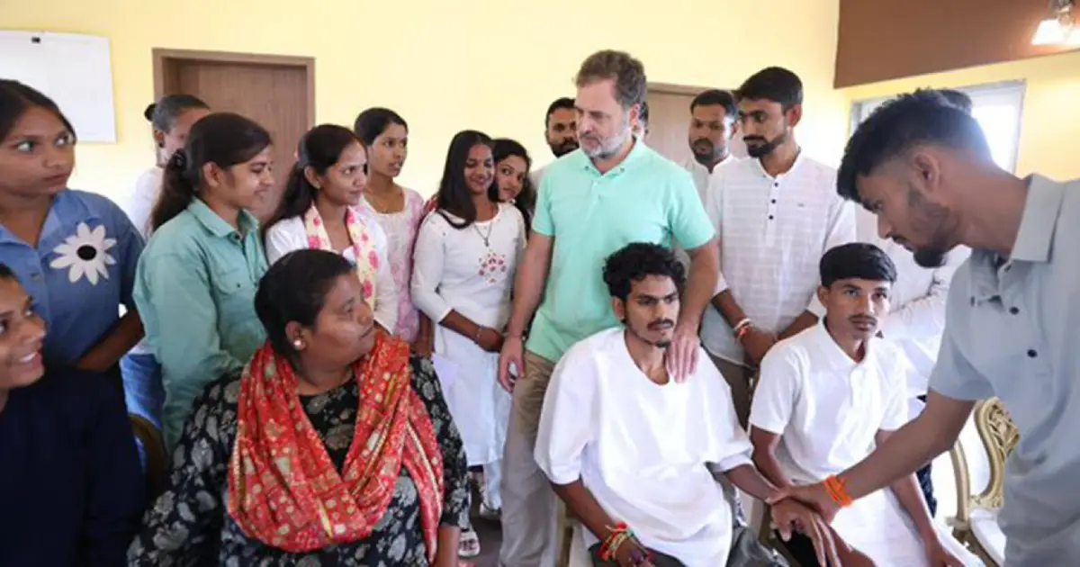 'വിദ്യാഭ്യാസം ആരുടെയും ഔദാര്യമല്ല, അടിസ്ഥാന അവകാശം'; നാസിക്കിൽ നിരാഹാരം നടത്തുന്ന ആദിവാസി വിദ്യാർഥികളെ സന്ദർശിച്ച് രാഹുൽ ഗാന്ധി