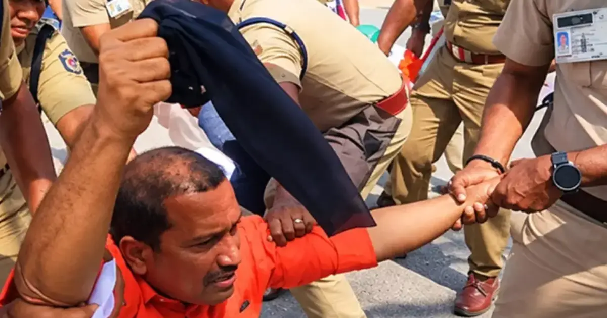 അമിത് ഷായ്ക്ക് നേരെ കരിങ്കൊടി കാട്ടി യൂത്ത് കോൺഗ്രസ്; ഗുരുതര സുരക്ഷാ വീഴ്ചയെന്ന് ബിജെപി, ഡിജിപിക്കും കേന്ദ്രത്തിനും പരാതി