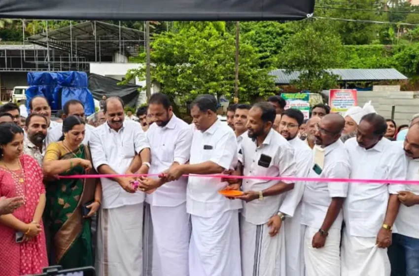  എംഎൽഎയുടെ ക്ഷണത്തിൽ പാലം ഉദ്ഘാടനം ചെയ്‌ത് മുൻ എംഎൽഎ; ഫലകത്തിൽ സ്വന്തം പേര് വേണ്ട, ‘പൂഞ്ഞാർ എംഎൽഎ’ എന്നു മാത്രം