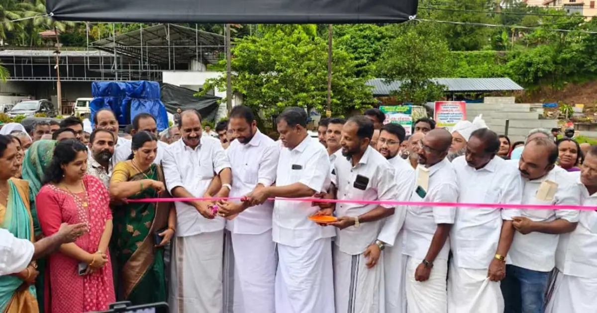  എംഎൽഎയുടെ ക്ഷണത്തിൽ പാലം ഉദ്ഘാടനം ചെയ്‌ത് മുൻ എംഎൽഎ; ഫലകത്തിൽ സ്വന്തം പേര് വേണ്ട, ‘പൂഞ്ഞാർ എംഎൽഎ’ എന്നു മാത്രം