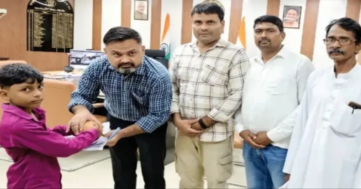  കുഞ്ഞുസമ്പാദ്യം ഇനി നേപ്പാളിന് തണൽ; പിഗ്ഗി ബാങ്ക് കൈമാറി ആറുവയസ്സുകാരൻ അർബാസ് ഷെയ്ഖ്