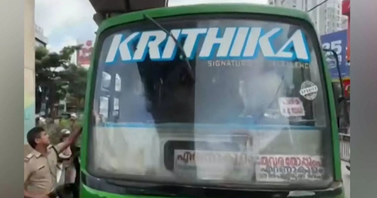  ക്ലീനറുമായി തർക്കം; കൊച്ചിയിൽ ബസ് നടുറോട്ടിൽ നിർത്തി ഡ്രൈവർ ഇറങ്ങിപ്പോയി
