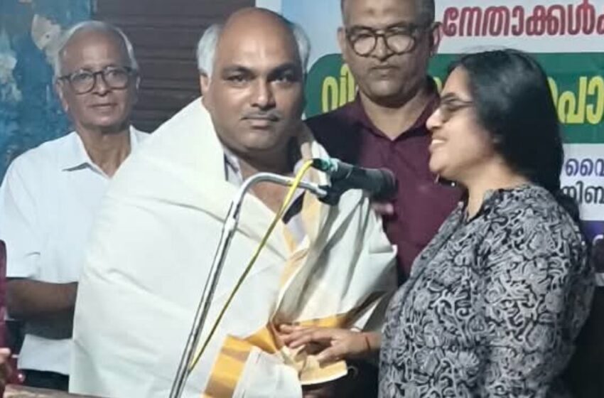  മുടക്കോയ് മല സമരസമിതി നേതാക്കളെ ആദരിച്ചു