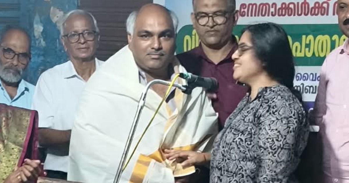  മുടക്കോയ് മല സമരസമിതി നേതാക്കളെ ആദരിച്ചു