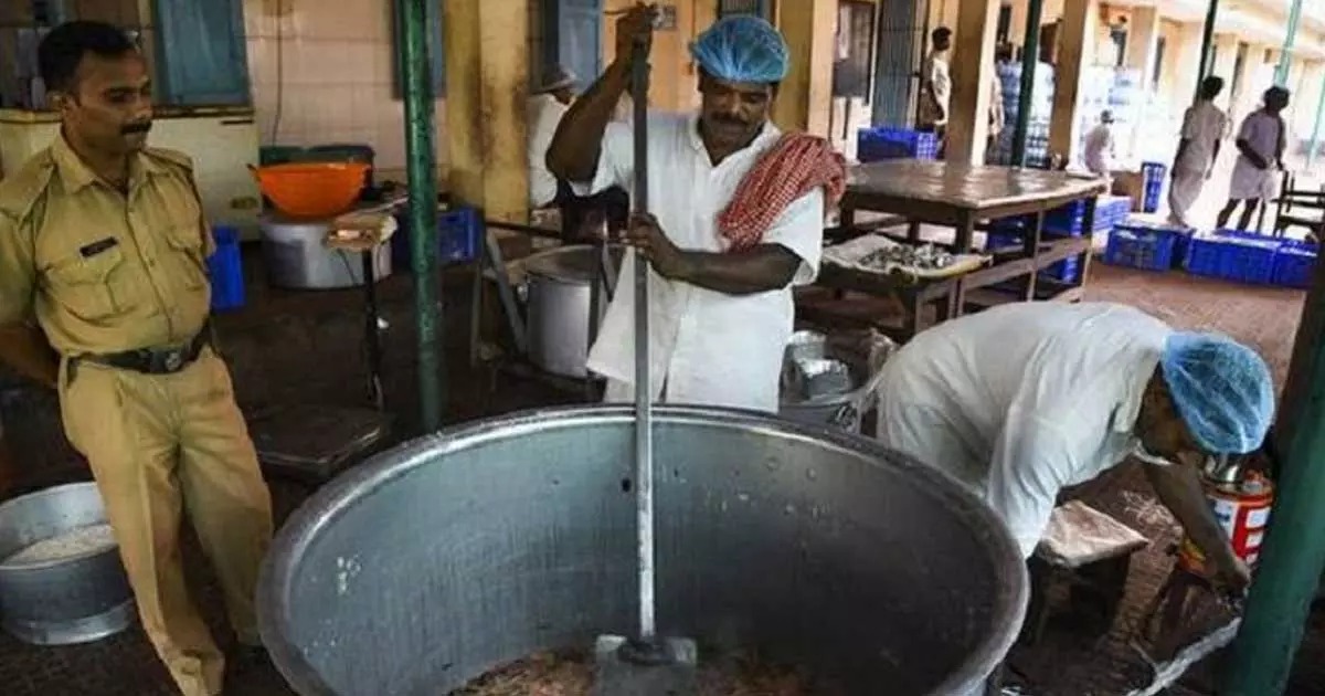  ‘തടവുകാർക്ക് ഇനി മട്ടനും മീനുമില്ല; പകരം ചിക്കനും മുട്ടയും’; കോടികൾ ലാഭിക്കാൻ ജയിൽ വകുപ്പ്