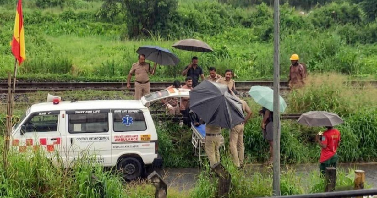  ട്രെയിനിന്റെ വാതിൽപടിയിലിരുന്ന് യാത്ര ചെയ്യുന്നതിനിടെ അപകടം; ട്രാക്കിലേക്ക് വീണ് 18-കാരന് ദാരുണാന്ത്യം