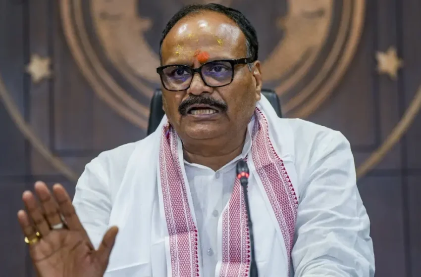  “ജോലിക്ക് പിന്നാലെ ഓടാതെ ഇ-റിക്ഷ ഓടിക്കൂ”; തൊഴിൽരഹിതരായ യുവാക്കളെ പരിഹസിച്ച് യുപി ഉപമുഖ്യമന്ത്രി ബ്രജേഷ് പഥക്; ശക്തമായ പ്രതിഷേധം
