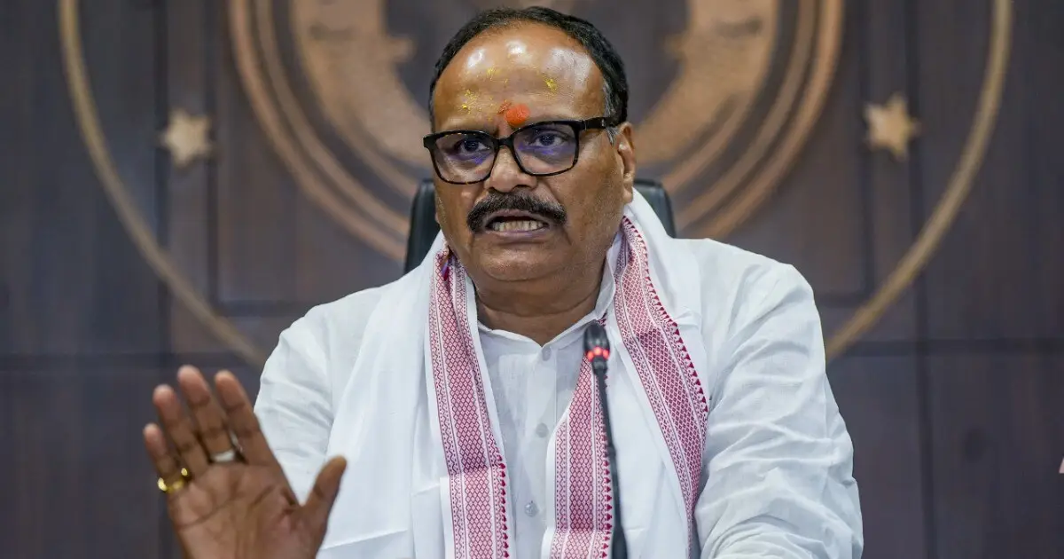  “ജോലിക്ക് പിന്നാലെ ഓടാതെ ഇ-റിക്ഷ ഓടിക്കൂ”; തൊഴിൽരഹിതരായ യുവാക്കളെ പരിഹസിച്ച് യുപി ഉപമുഖ്യമന്ത്രി ബ്രജേഷ് പഥക്; ശക്തമായ പ്രതിഷേധം