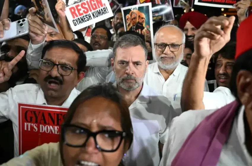  രാഷ്ട്രപതി ഭവനിലേക്ക് മാർച്ചുമായി പ്രതിപക്ഷ എംപിമാർ, തടഞ്ഞ് പോലീസ്; കുത്തിയിരുന്ന് പ്രതിഷേധിച്ച് പ്രതിപക്ഷ എംപിമാർ