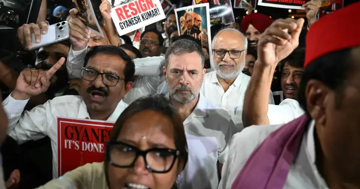  രാഷ്ട്രപതി ഭവനിലേക്ക് മാർച്ചുമായി പ്രതിപക്ഷ എംപിമാർ, തടഞ്ഞ് പോലീസ്; കുത്തിയിരുന്ന് പ്രതിഷേധിച്ച് പ്രതിപക്ഷ എംപിമാർ