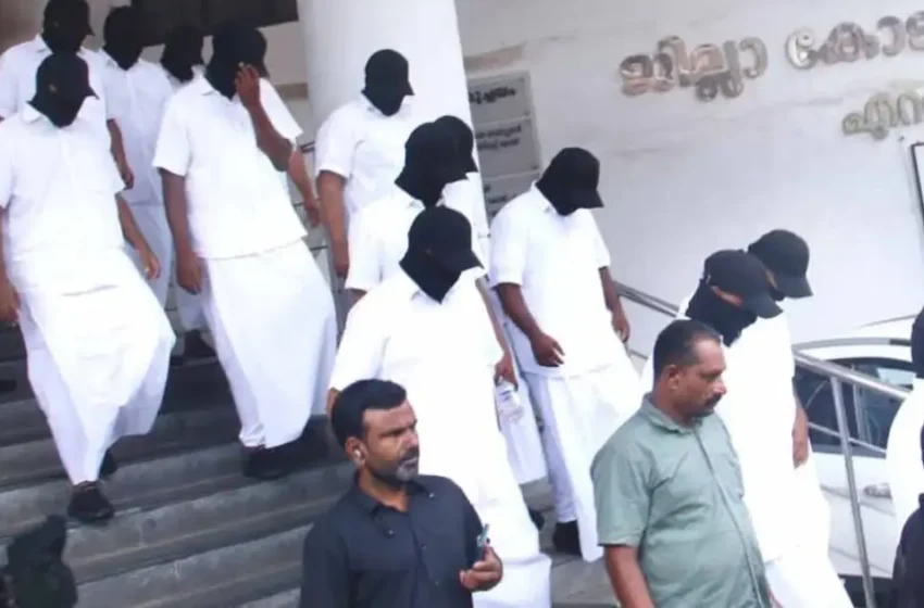  ഒരേ വസ്ത്രം, ഒരേ രൂപം: വിചാരണയ്ക്കെത്തിയ അഭിമന്യു വധക്കേസ് പ്രതികളുടെ മാസ്ക് അഴിപ്പിച്ച് കോടതി; രൂപമാറ്റത്തിൽ കർശന മുന്നറിയിപ്പ്