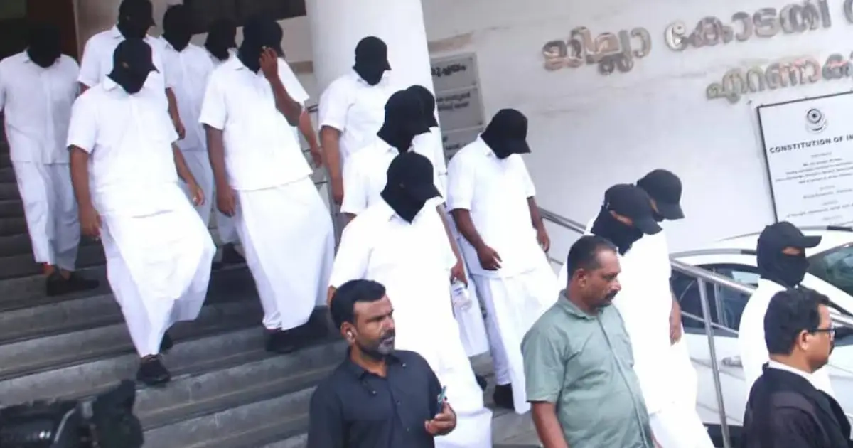  ഒരേ വസ്ത്രം, ഒരേ രൂപം: വിചാരണയ്ക്കെത്തിയ അഭിമന്യു വധക്കേസ് പ്രതികളുടെ മാസ്ക് അഴിപ്പിച്ച് കോടതി; രൂപമാറ്റത്തിൽ കർശന മുന്നറിയിപ്പ്
