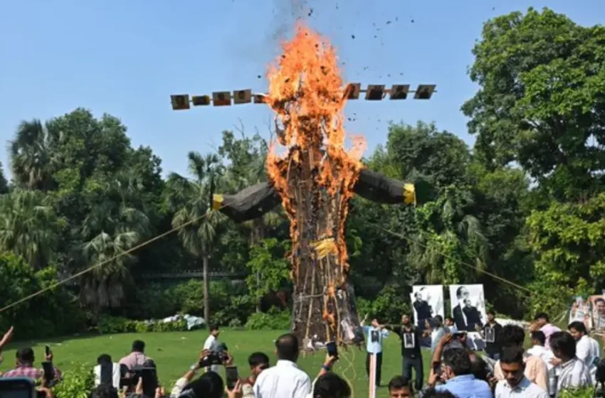  ഡൽഹിയിൽ മോദിയുടെ 10 തലയുള്ള കൂറ്റൻ കോലം കത്തിച്ച് എൻ.എസ്.യു.ഐ പ്രതിഷേധം