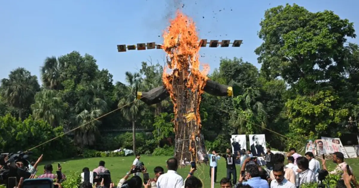 ഡൽഹിയിൽ മോദിയുടെ 10 തലയുള്ള കൂറ്റൻ കോലം കത്തിച്ച് എൻ.എസ്.യു.ഐ പ്രതിഷേധം