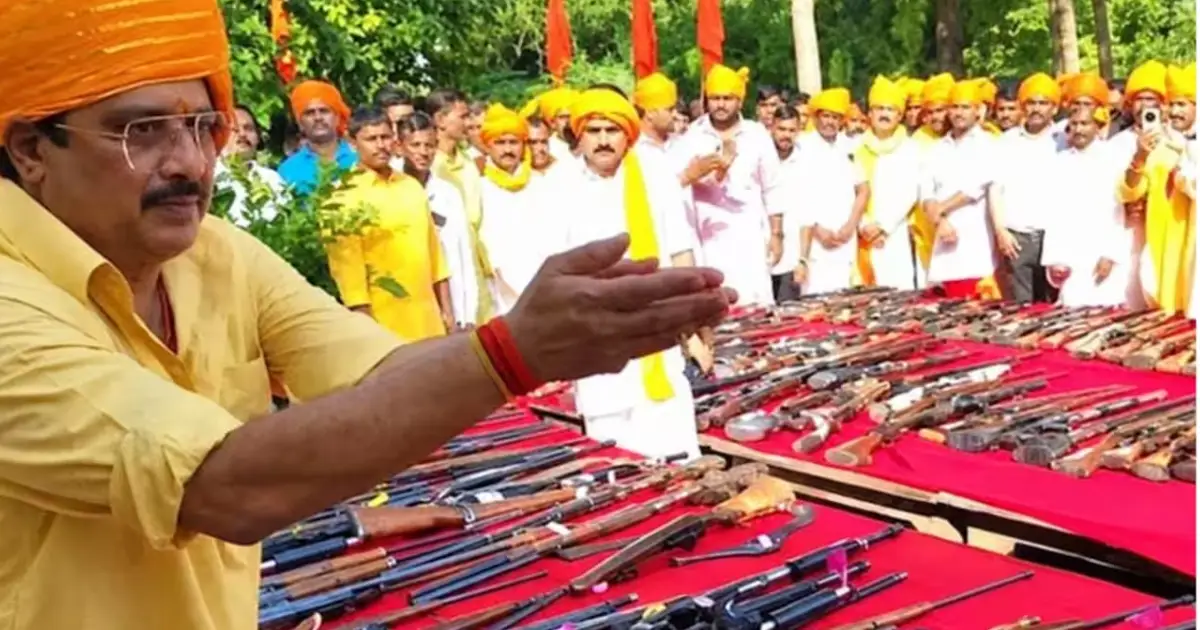 500ൽ അധികം തോക്കുകൾ പൂജക്കുവെച്ച് യുപി എംഎൽഎ രാജാ ഭയ്യ; 'വേറെയുമുണ്ടെന്ന്' പരാമർശം, വൻ വിവാദം