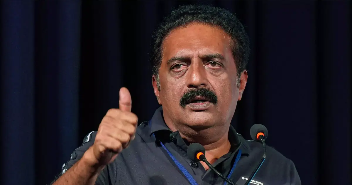 'നാലെണ്ണം കൈവശം വെക്കാൻ ഇതെന്താ ക്രെഡിറ്റ് കാർഡാണോ?'; നാല് വോട്ടർ ഐഡിയുണ്ടെന്ന പ്രചാരണങ്ങൾക്ക് ചുട്ടമറുപടിയുമായി പ്രകാശ് രാജ്